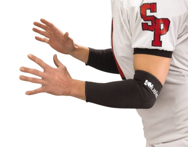 Локтевой бандаж у спортсмена Локтевой бандаж