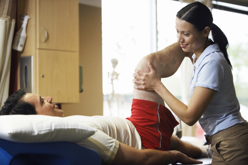 Реабилитация после эндопротезирования колена: физиотерапия Реабилитация после эндопротезирования колена