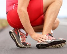Спортсмен подвернул ногу при беге