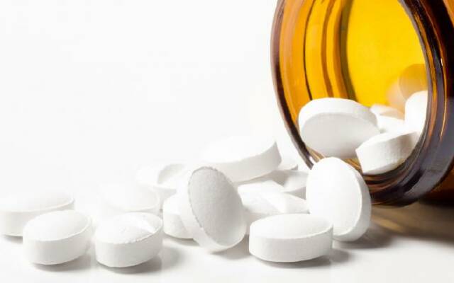 Боль под лопаткой и в плече: медикаментозное лечение Боль под лопаткой и в плече